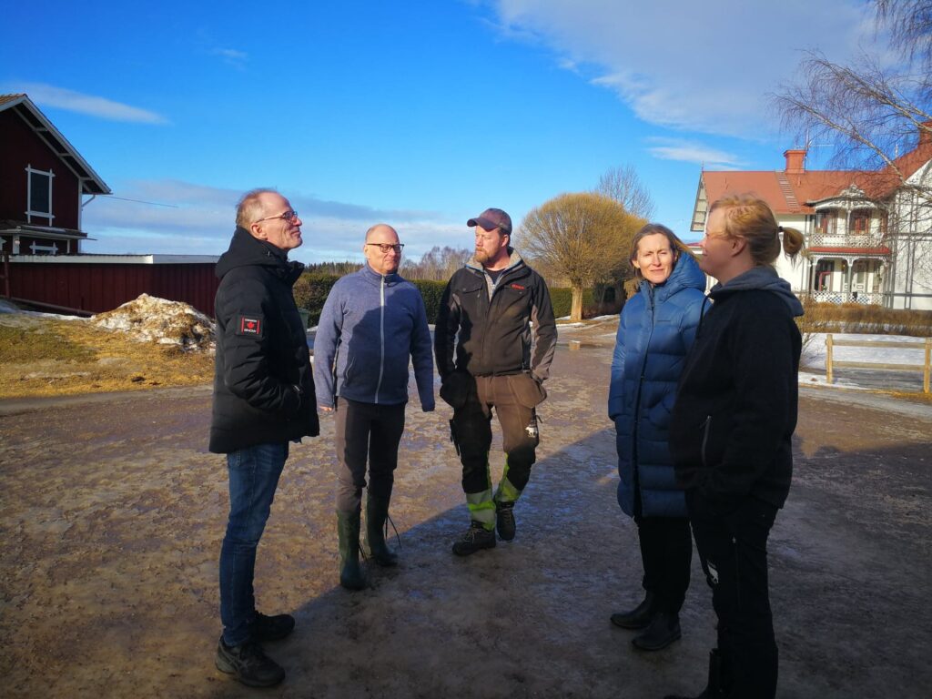 Besök på Lillhöjen lantbruk. Från vänster, Erik Samuelsson, Håkan Englund, Monika af Ekenstam och Kristina Söroms.